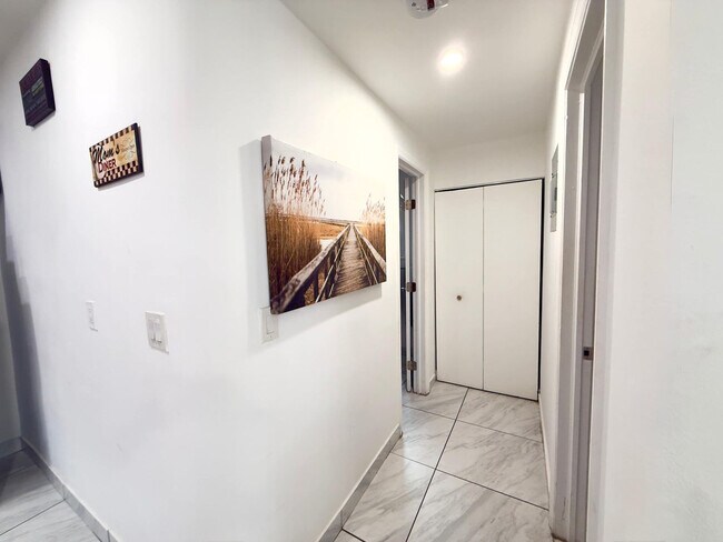 Building Photo - 324 Van Buren St