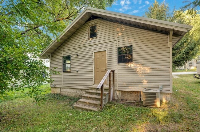 Building Photo - Charming and Updated Home on a Quiet Stree...
