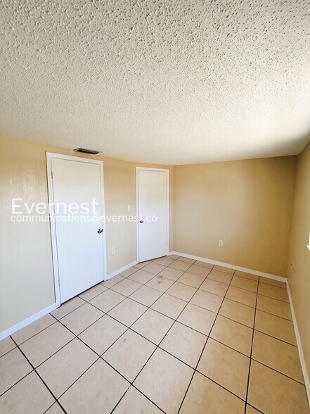 Building Photo - 9130 Chatam Ln