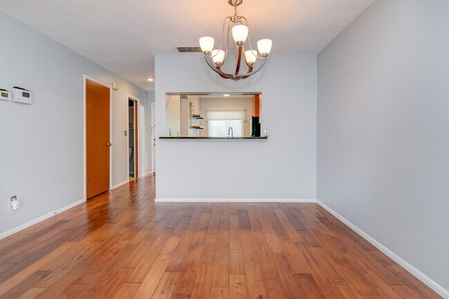 Building Photo - Cozy Move-in ready 2 Bed / 2.5 Bath Townho...