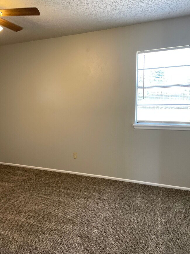 Building Photo - "Charming 3-Bed Oasis in Lubbock - Spaciou...
