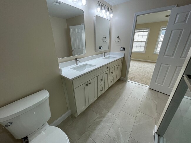 Building Photo - Elegant And Spacious 3 Bed 3.5 Bath Townhome In Vibrant Loudon Parkway Center