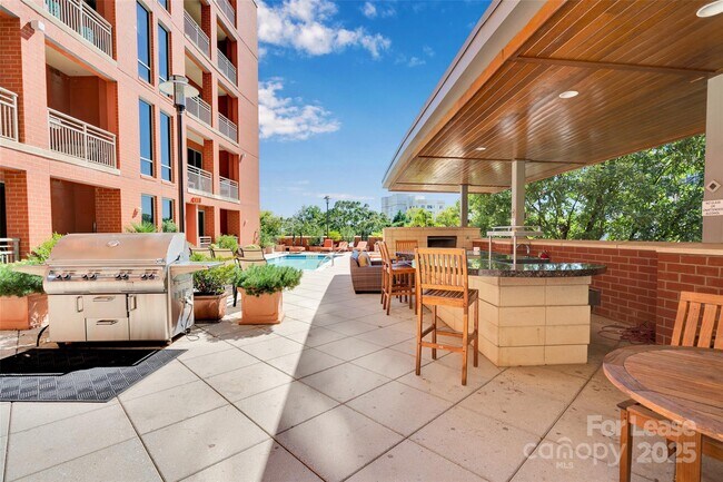 Building Photo - 701 Royal Ct