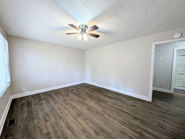 Building Photo - 213 E Weatherspoon St