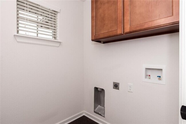 Building Photo - 105 Lion Dr N