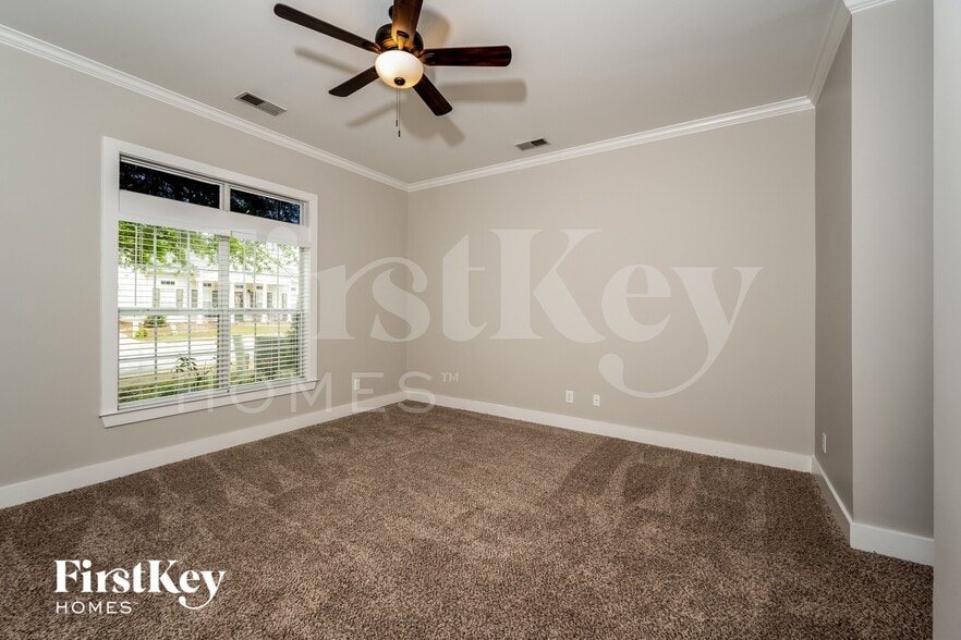 Building Photo - 4598 Clubview Dr