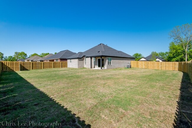 Building Photo - 3bed 2bath, LOADED w/Amenities near Stonebridge Meadows Country Club