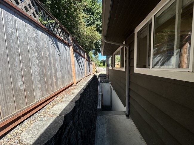 Building Photo - 4408 SE 36th Pl