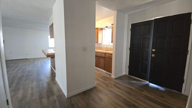Building Photo - 3 BR 2 BA