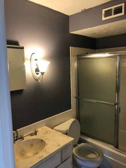 Building Photo - 1120 E 6th St