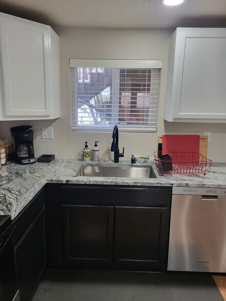 Building Photo - 384 Doreen St