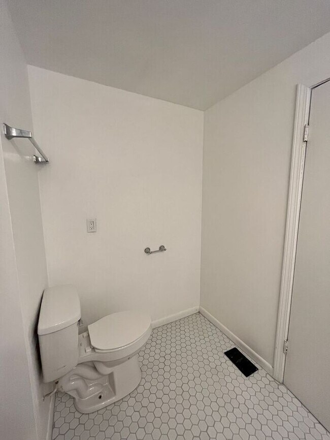 Building Photo - Beautifully renovated 3/1 home with 1,608 ...