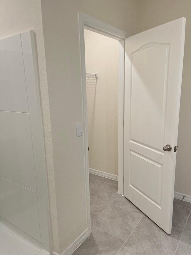 Building Photo - 2917 Canary Ln