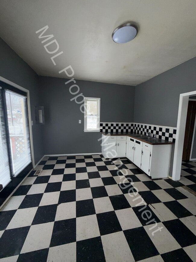 Building Photo - 2 Bedroom Home Available Now!