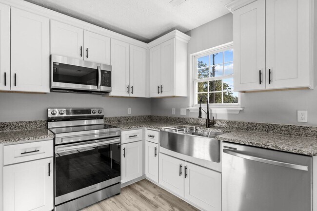 Building Photo - Fully Renovated 3 Bedroom in Southport!