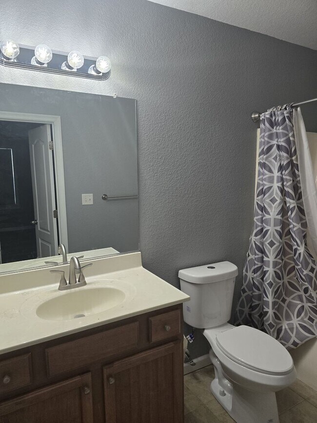 Building Photo - 4 bedroom 3 baths single family house clos...