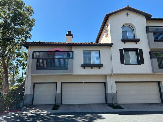 Building Photo - Beautiful 2 Bed 2 Bath Tustin Ranch Condo With Golf Course Views!