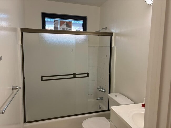 Building Photo - 616 Manzanita Ave