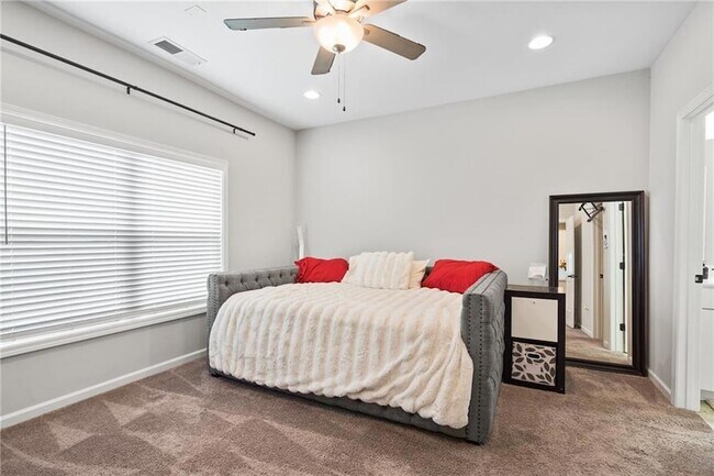 Building Photo - 2047 Drew Dr