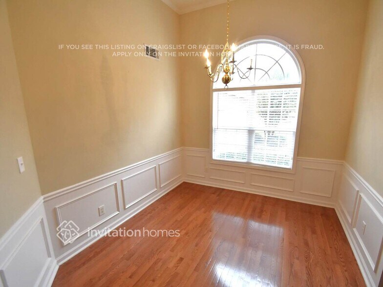 Building Photo - 695 James Ridge Dr