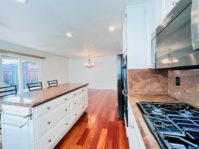 Building Photo - Gorgeous 3Bd/2BA + Den/Office or 4th Bedro...