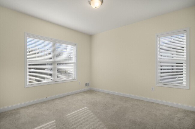 Building Photo - 106 W Creek Ln