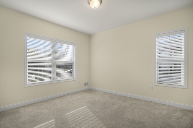 Building Photo - 808 W Creek Ln