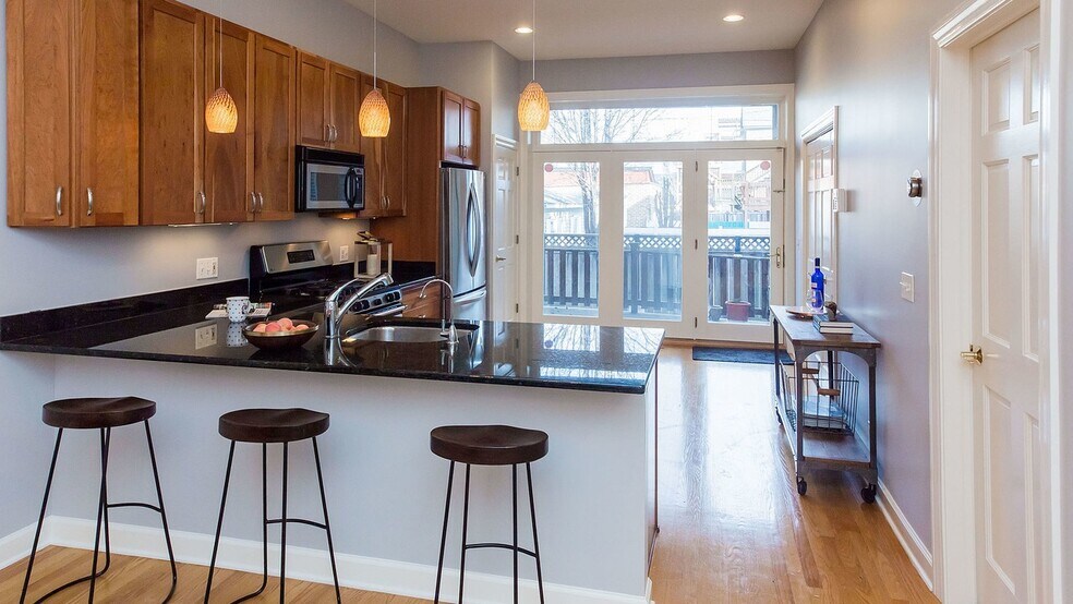 Peninsula with seated space - 743 N Wolcott Ave