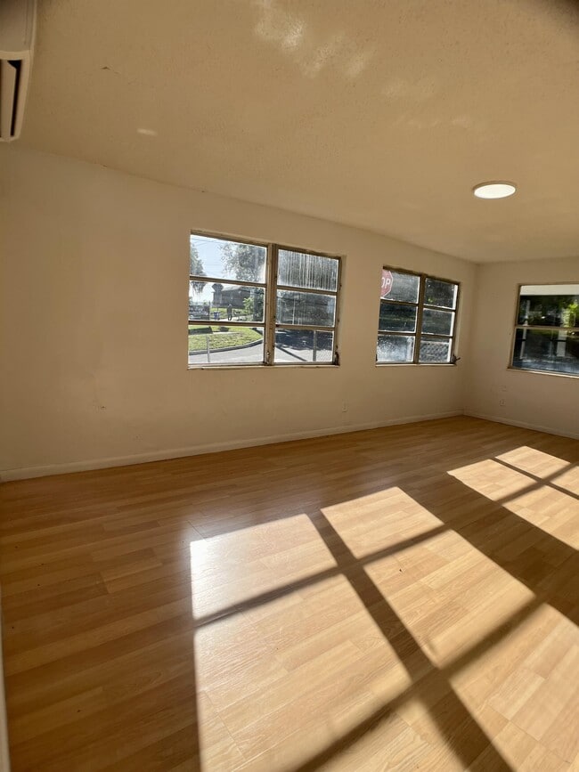 Building Photo - 521 W Crawford St
