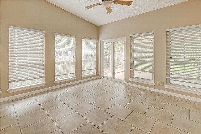 Building Photo - 2302 Brook View Ln