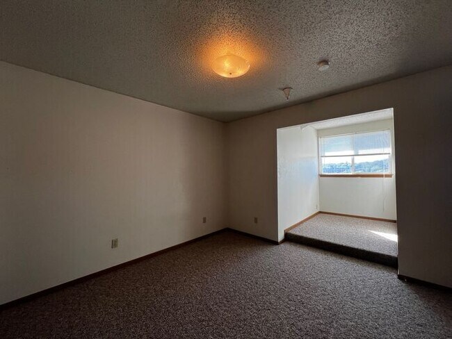 Building Photo - $1,800 | 3 Bedroom, 2 Bathroom Apartment |...