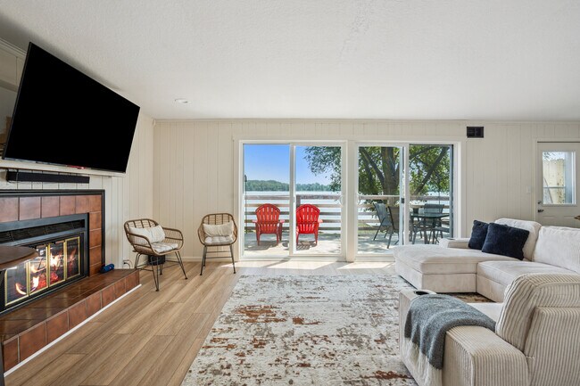 Building Photo - 403 River Dr