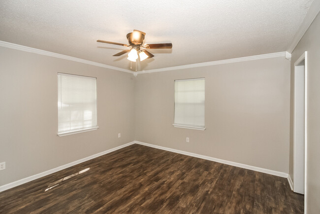 Building Photo - 7015 Russwood Ln E