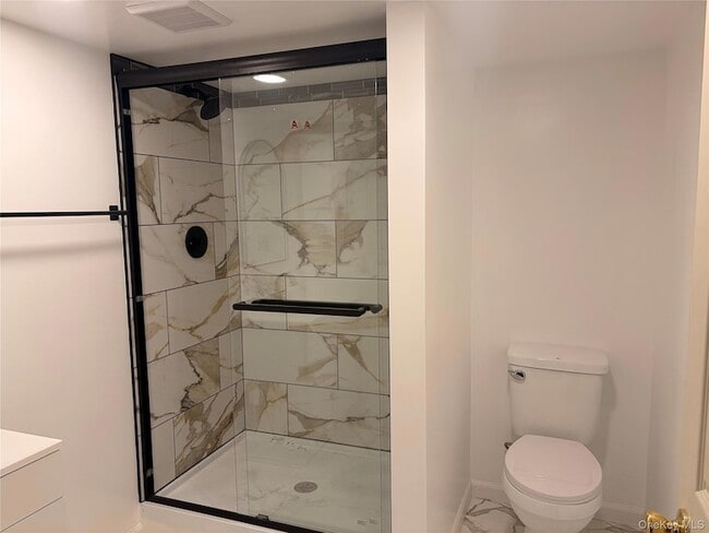 Building Photo - 16 Lark St