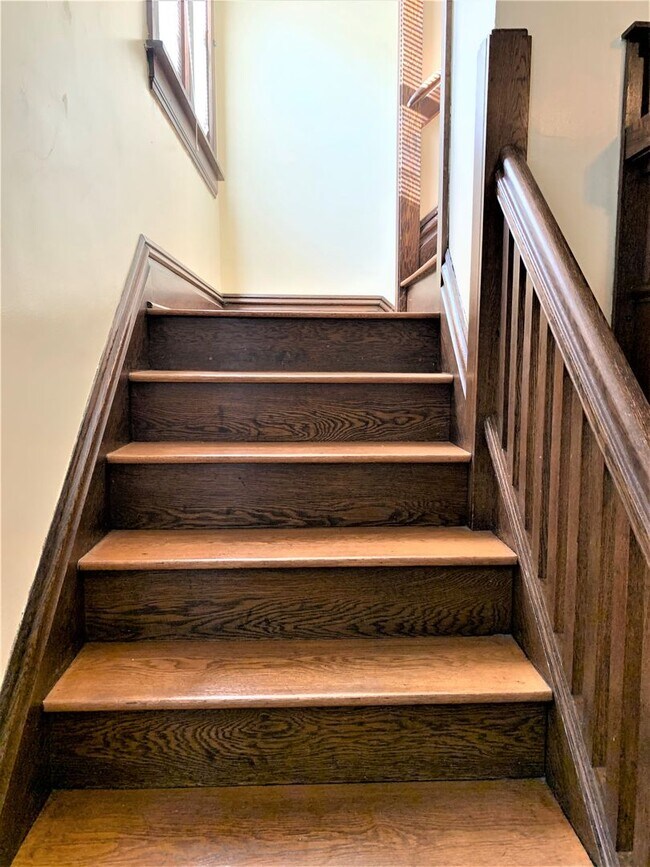 Building Photo - Large Beautiful Historic Home