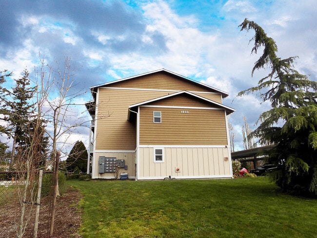 Building Photo - Roomy 2 Bedroom Condo With Washer & Dryer! ***Single Occupancy Only***