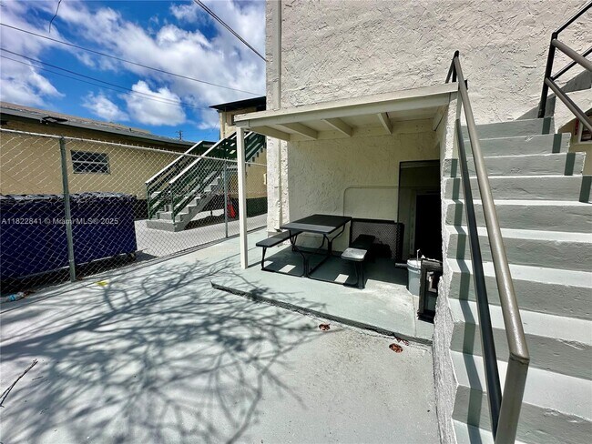 Building Photo - 221 SW 11th Ave