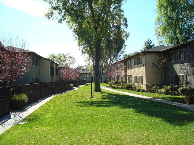 Building Photo - 321 Rancho Dr