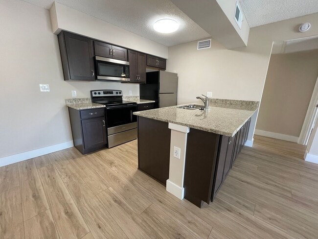 Building Photo - ANNUAL RENTAL -  1 BED / 1 BATH CONDO AT M...