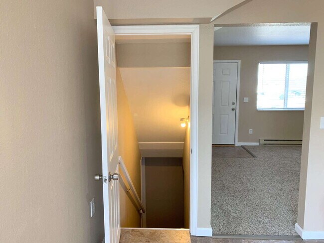 Building Photo - "Spacious 4-Bedroom Haven with 2 Full Baths in Prime Fort Collins Location!"
