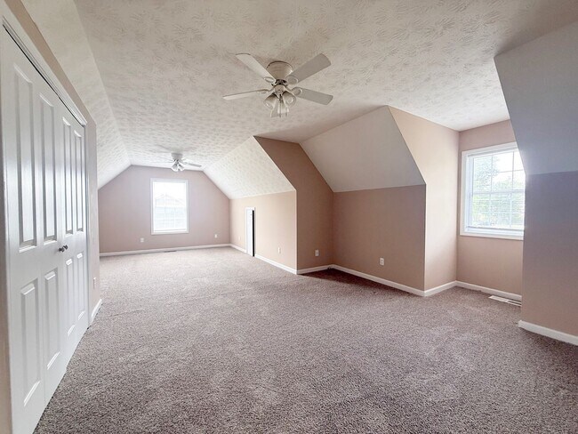 Building Photo - Pet-Friendly 3-Bedroom Home with Garage, Screened-In Porch & Spacious Bedrooms