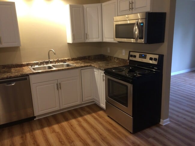 Building Photo - Updated Madison West townhomes - stainless appliances and many other upgrades