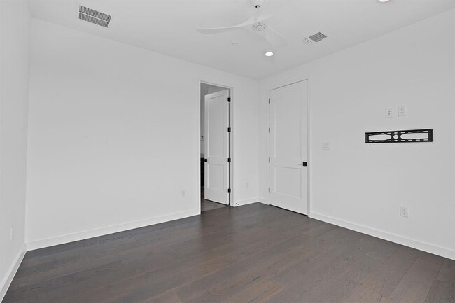 Building Photo - 701 Ariana Ct
