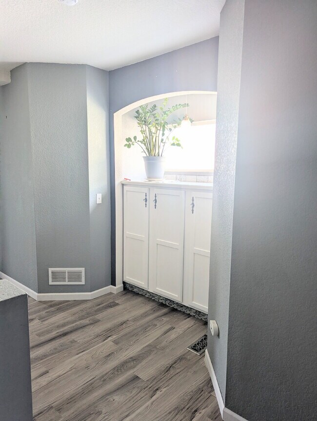 Building Photo - Gorgeous Denver Home - Real Granite Counte...