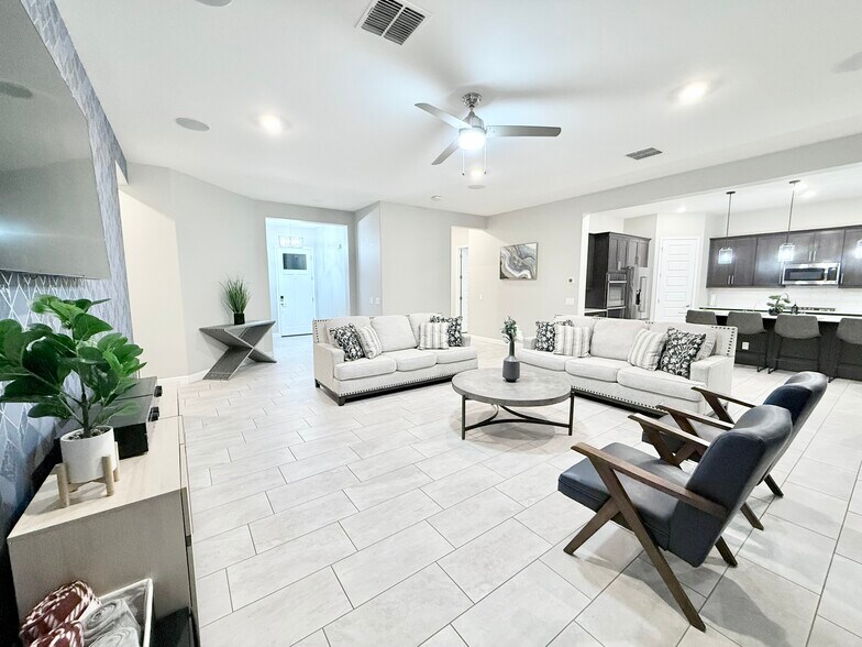 Building Photo - 2506 E Pleasant Ln