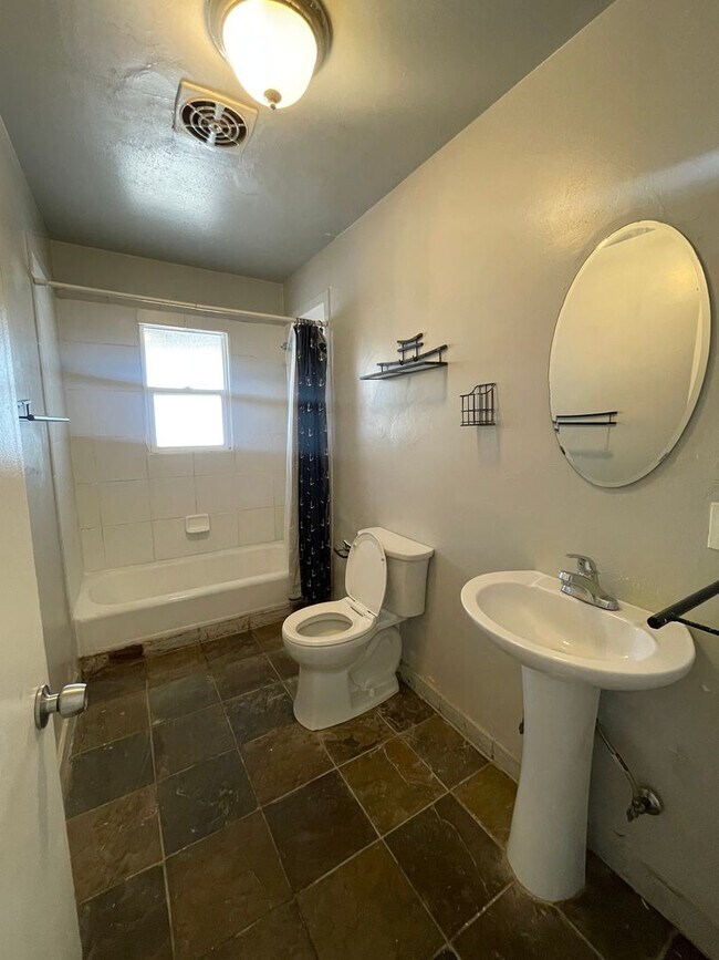 Building Photo - 2 Bedroom 1 Bathroom / Great for UofA Students