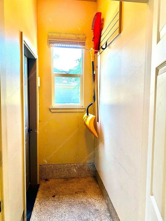 Building Photo - Experience Luxury Living in Broken Top wit...