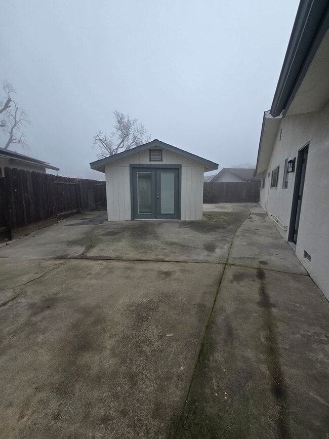 Building Photo - 3 Br 2 BA with extra room in back available now