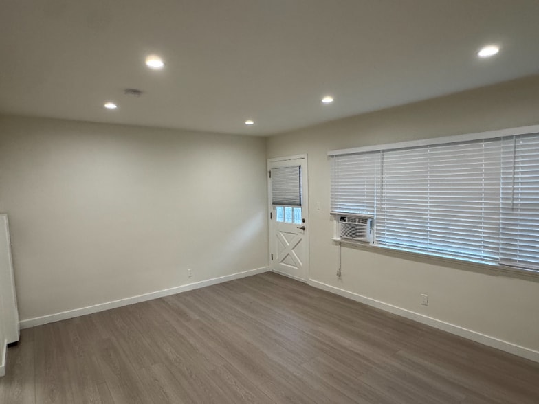 Building Photo - 421 E Acacia Ave