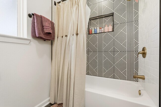 Building Photo - 712 E Kuehn St